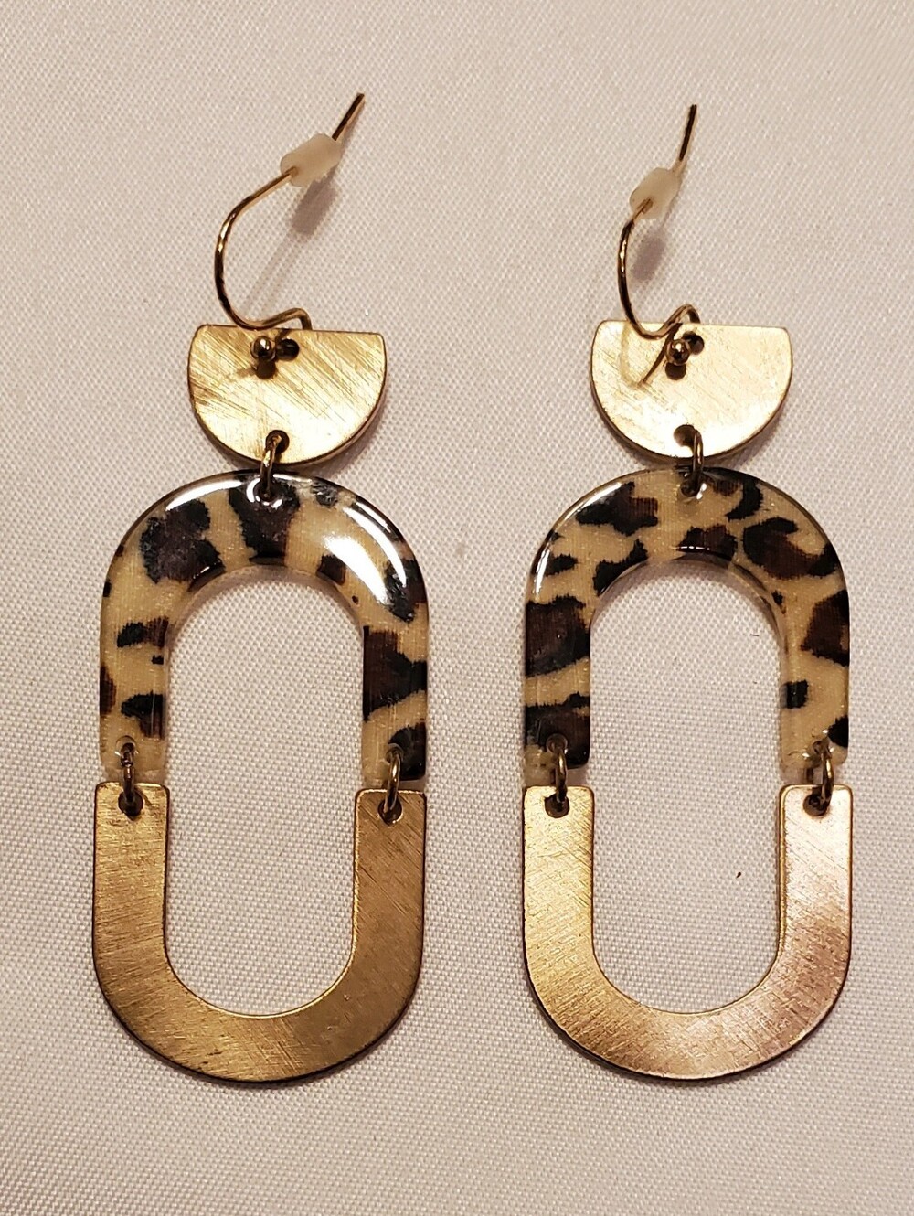 Leopard Print Acrylic Resin And Gold Brushed Oval Link Fish Hook Earrings New - Picture 2 of 5